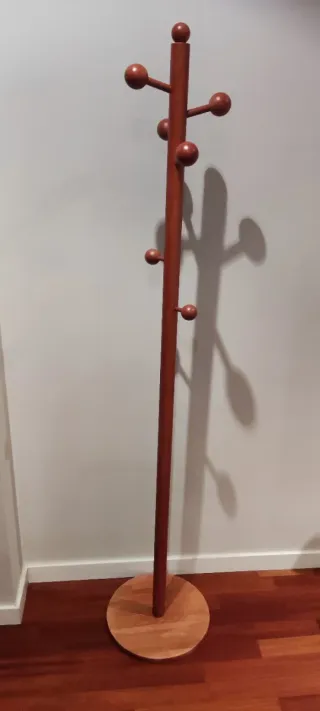 Perchero de madera con base redonda