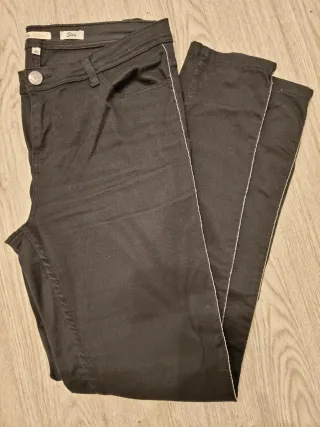 Pantalones pitillo negros con detalle lateral