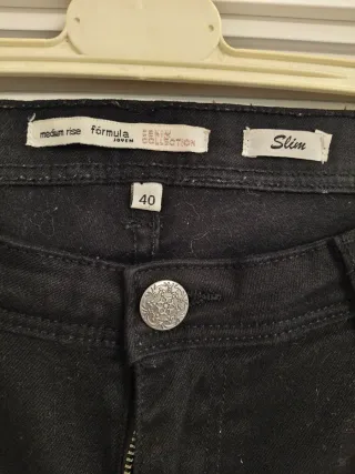 Pantalones pitillo negros con detalle lateral