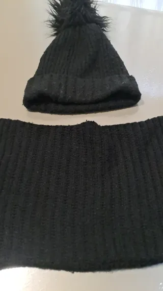 Berretto e scaldacollo nero