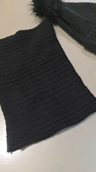 Berretto e scaldacollo nero