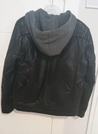 Cazadora efecto piel negra con capucha talla 9-10
