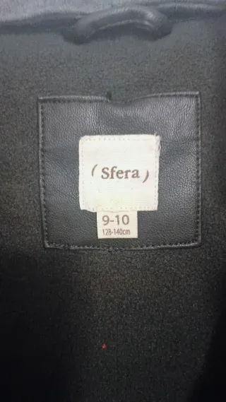 Cazadora efecto piel negra con capucha talla 9-10