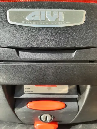 Baúl Moto " GIVI " color negro y de gran Capacidad