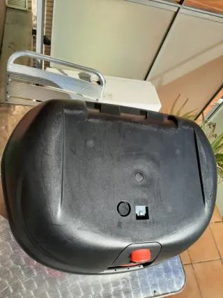 Baúl Moto " GIVI " color negro y de gran Capacidad