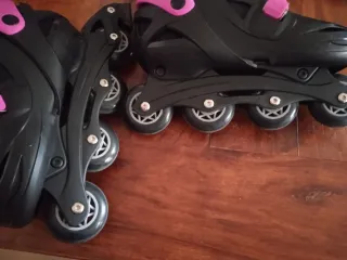 Patines en línea rosas y negros.