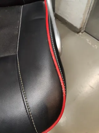 Silla de oficina tipo gamer negra