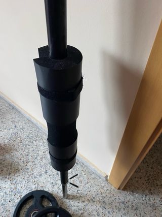 2 discos de pesa 5 kg + barra con almohadilla