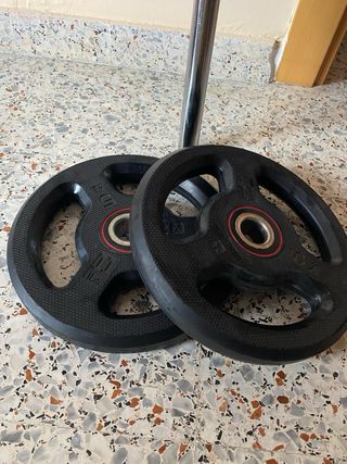 2 discos de pesa 5 kg + barra con almohadilla