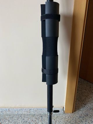 2 discos de pesa 5 kg + barra con almohadilla