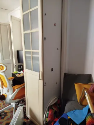 Armario vertical de madera y cristal