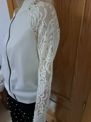 Chaqueta blanca con encaje