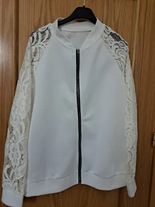Chaqueta blanca con encaje