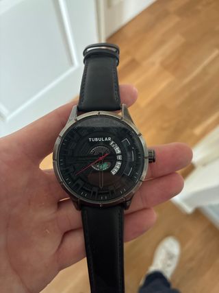 Reloj Tubular Negro y Plateado