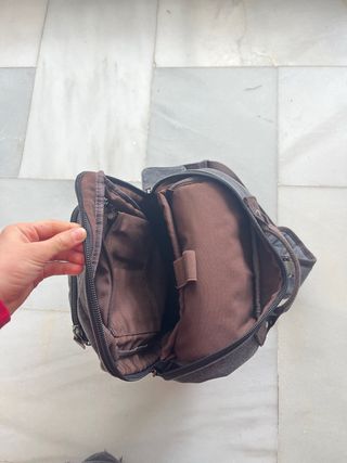 Mochila bandolera gris y marrón