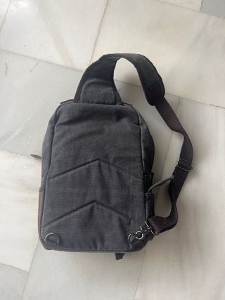 Mochila bandolera gris y marrón