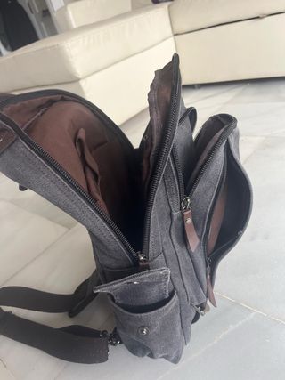 Mochila bandolera gris y marrón
