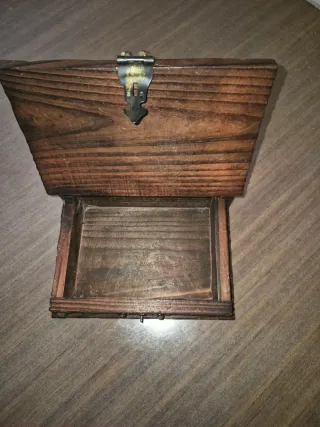 Caja de madera decorativa con mapa