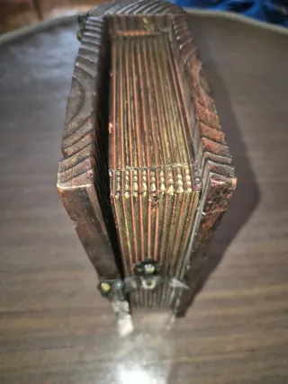 Caja de madera decorativa con mapa