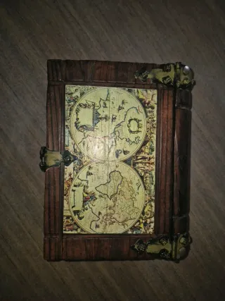 Caja de madera decorativa con mapa