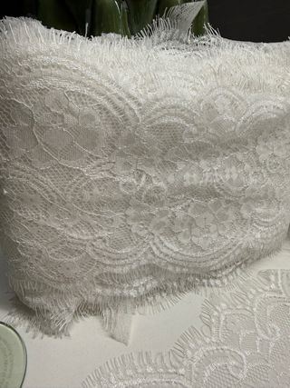 Renda Chantilly Cílios Branca 15cm x 3,10m