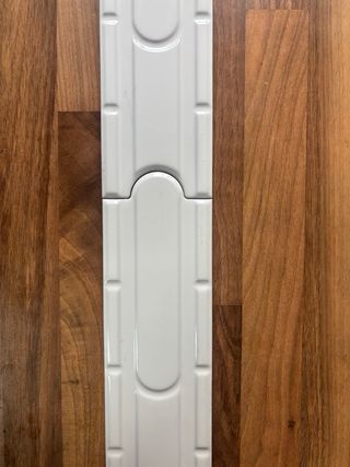 Cenefa blanca decorativa