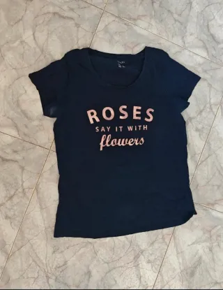 Camiseta negra esmara con texto Roses