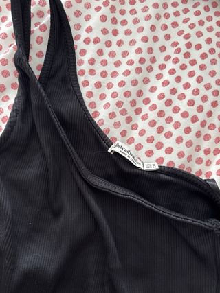 Top negro de un hombro