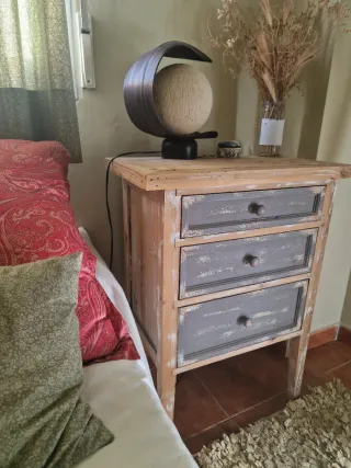Aparador mesita de noche madera.