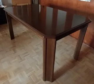 Mesa de comedor de madera