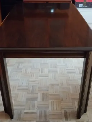 Mesa de comedor de madera