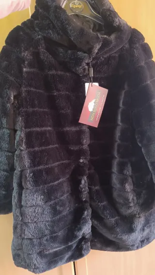 Abrigo pelo negro reversible talla única