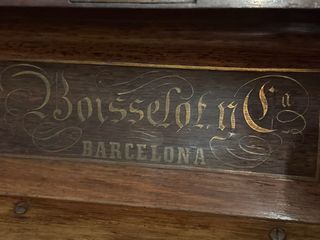 Piano antiguo madera oscura