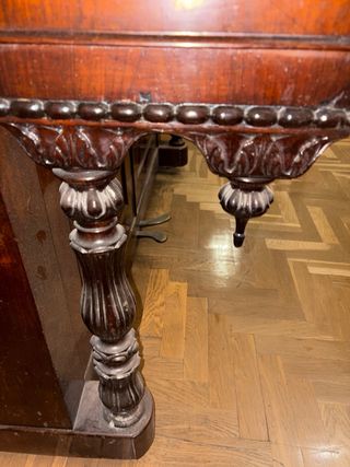 Piano antiguo madera oscura