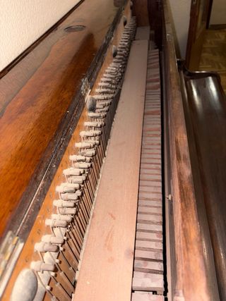 Piano antiguo madera oscura
