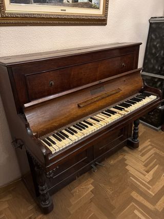 Piano antiguo madera oscura