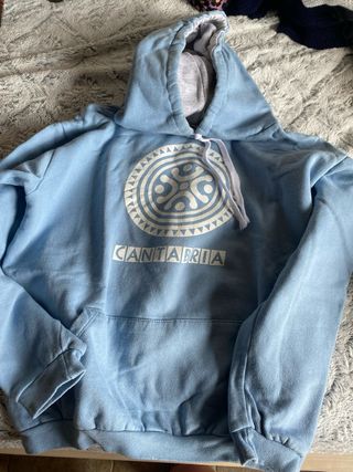 Sudadera azul con capucha y estampado