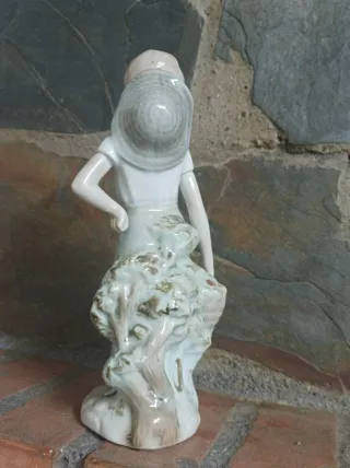 Figura de porcelana niña con cestas