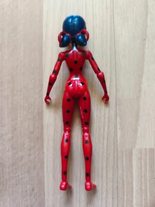 muñeca y gafas Ladybug