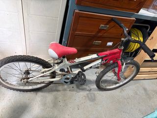 Bicicleta infantil roja y blanca