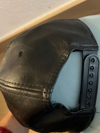 Gorra negra visera plana