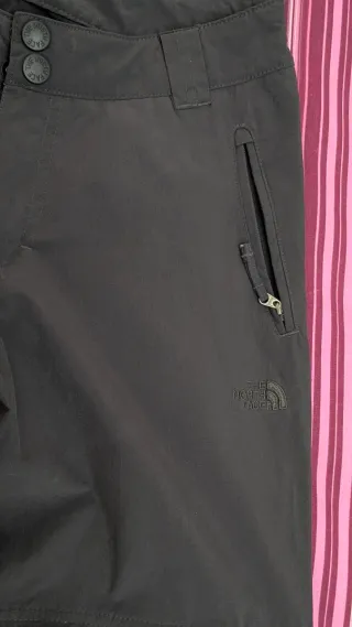 Pantalón convertible The North Face mujer gris.