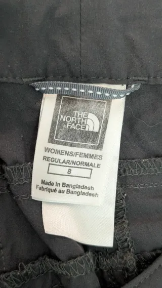 Pantalón convertible The North Face mujer gris.