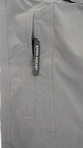 Pantalón convertible The North Face mujer gris.