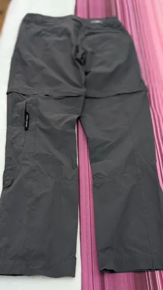Pantalón convertible The North Face mujer gris.
