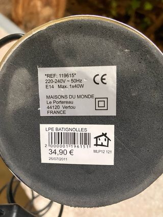 Pie de lámpara plateado con detalles de cristal