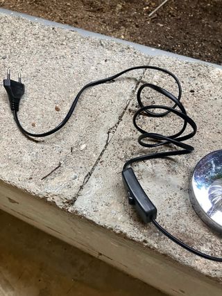 Pie de lámpara plateado con detalles de cristal