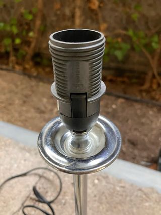 Pie de lámpara plateado con detalles de cristal