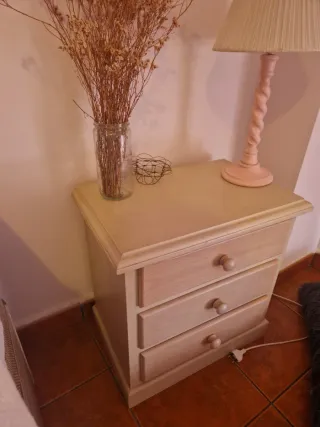 Mesita de noche de madera clara