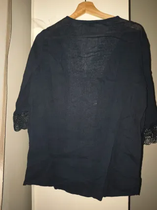 Blusa Esmara azul marino con encaje